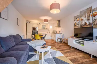 Cuisine ou kitchenette dans l'établissement Magnifique maison de ville - parking - proche Disney
