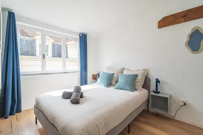 Un ou plusieurs lits dans un hébergement de l'établissement Le Seventies - Exceptionnel 4 chambres & billard