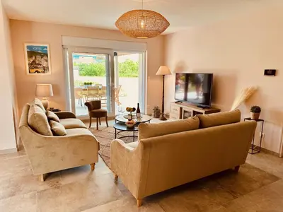 Télévision ou salle de divertissement dans l'établissement La Maison du Clos en Champagne