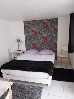 Un ou plusieurs lits dans un hébergement de l'établissement Agréable chambre pour 2 avec salle de bain et terrasse privées