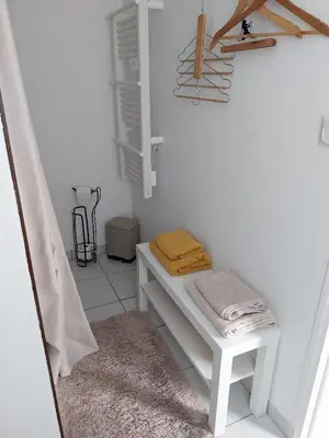 Un ou plusieurs lits dans un hébergement de l'établissement Agréable chambre pour 2 avec salle de bain et terrasse privées
