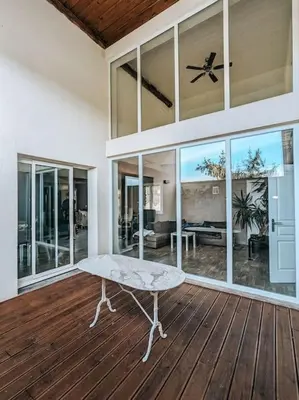 Balcon ou terrasse dans l'établissement Maison avec cour et parking clos
