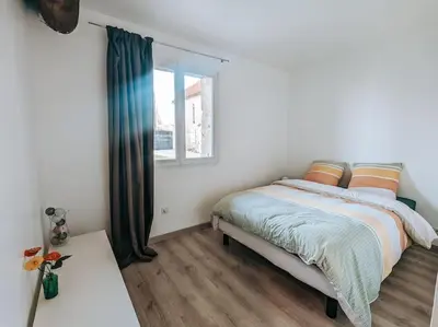 Un ou plusieurs lits dans un hébergement de l'établissement Maison avec cour et parking clos