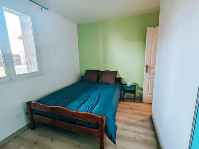 Un ou plusieurs lits dans un hébergement de l'établissement Maison avec cour et parking clos