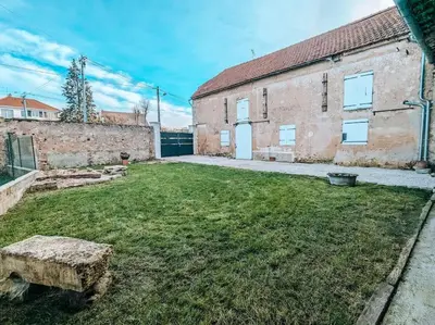 Jardin de l'établissement Maison avec cour et parking clos