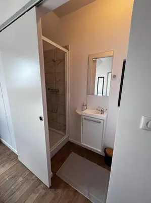 Salle de bains dans l'établissement La maison des voyageurs avec grand parking privé -calme et sérénité
