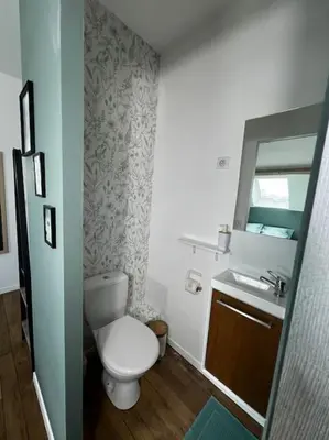 Salle de bains dans l'établissement La maison des voyageurs avec grand parking privé -calme et sérénité