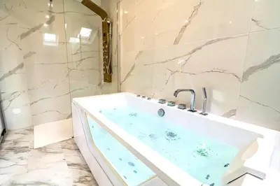 Salle de bains dans l'établissement Suite Balnéo hydromassage et rétroprojecteur