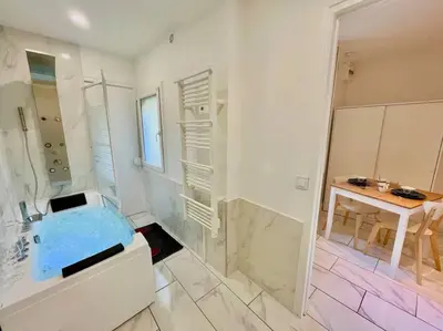 Salle de bains dans l'établissement Splendide Cocon Sauna & Balnéo