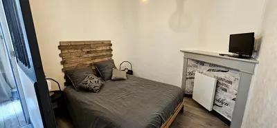 Télévision ou salle de divertissement dans l'établissement Ruisseau & Fleur...