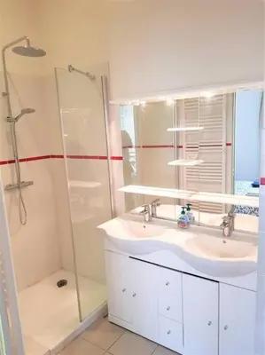Salle de bains dans l'établissement Le Cours Langlet B