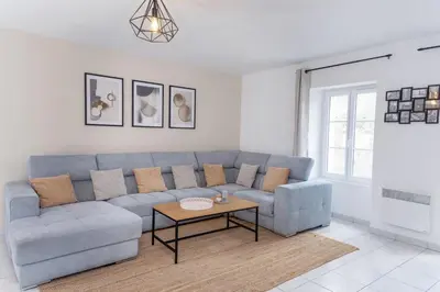 Coin salon dans l'établissement Maison avec grand jardin, la Celle-sur-Morin