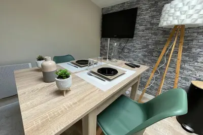 Télévision ou salle de divertissement dans l'établissement Le Cocoon Romillon