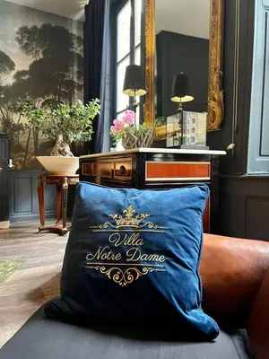Coin salon dans l'établissement LA SUITE de NOTRE DAME au pied du CHATEAU FORT