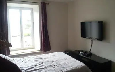 Télévision ou salle de divertissement dans l'établissement Maison de village