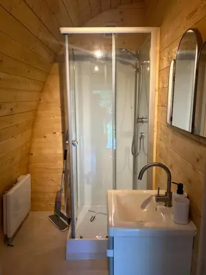 Salle de bains dans l'établissement La pod de mon jardin
