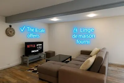 Télévision ou salle de divertissement dans l'établissement Le Nid de Trosly - grand, confortable et calme