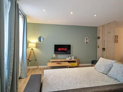 Télévision ou salle de divertissement dans l'établissement ☆ Ecrin De La Fontaine ☆