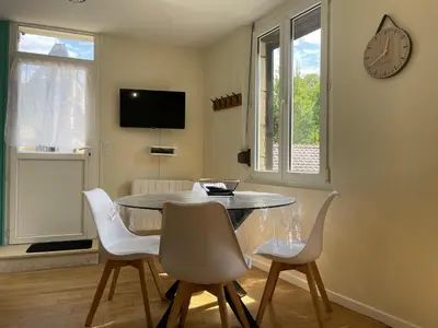 Télévision ou salle de divertissement dans l'établissement Maison a 3 minutes de soissons