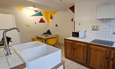 Cuisine ou kitchenette dans l'établissement Maison de campagne lumineuse