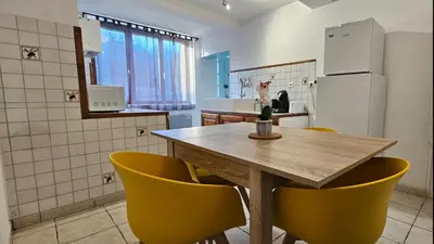 Cuisine ou kitchenette dans l'établissement Maison de campagne lumineuse