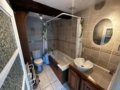 Salle de bains dans l'établissement Maison de campagne lumineuse