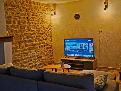 Télévision ou salle de divertissement dans l'établissement Maison de campagne lumineuse