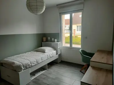 Un ou plusieurs lits dans un hébergement de l'établissement chambre simple Viry Noureuil