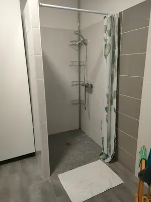 Salle de bains dans l'établissement chambre simple Viry Noureuil