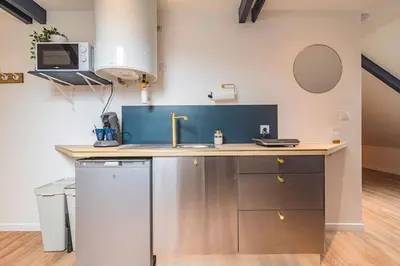 Cuisine ou kitchenette dans l'établissement L'Azur doré, studio pour 2 voyageurs