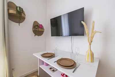 Télévision ou salle de divertissement dans l'établissement L Envolé - Jacuzzi - Proche Gare et Centre ville