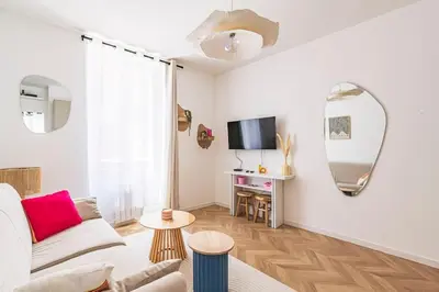 Télévision ou salle de divertissement dans l'établissement L Envolé - Jacuzzi - Proche Gare et Centre ville