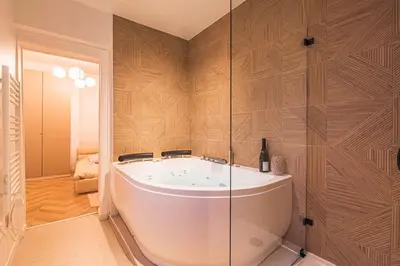 Salle de bains dans l'établissement L Envolé - Jacuzzi - Proche Gare et Centre ville