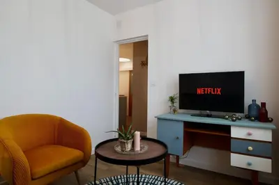 Télévision ou salle de divertissement dans l'établissement Le Rétro de la Gare - FloBNB