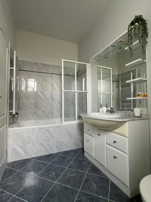 Salle de bains dans l'établissement Villa MANSART