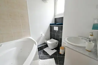 Salle de bains dans l'établissement Villa MANSART