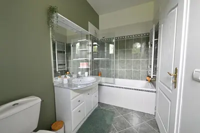 Salle de bains dans l'établissement Villa MANSART