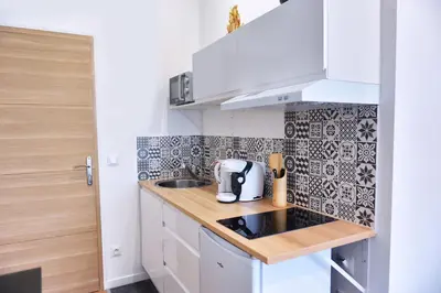 Cuisine ou kitchenette dans l'établissement ZenkaSerenity-Ferme paisible Centre CHU-wifi-pro