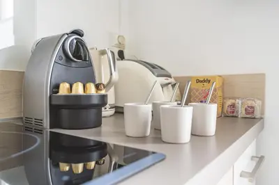 Plateau bouilloire dans l'établissement Le Tambour Appartement Lumineux au Centre de Reims