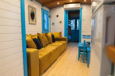 Coin salon dans l'établissement Roulottes et son kota grill sauna