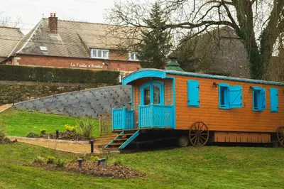 Jardin de l'établissement Roulottes et son kota grill sauna