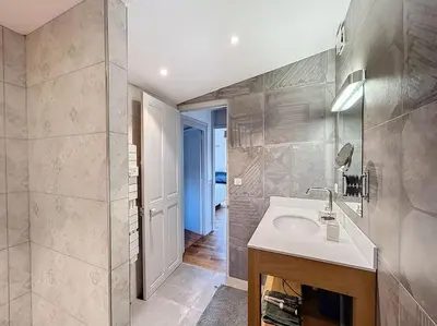 Salle de bains dans l'établissement Le Balthazar