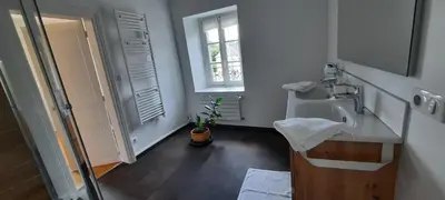 Salle de bains dans l'établissement Le Refuge des Libellules