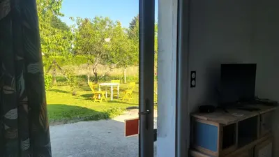 Jardin de l'établissement Le Truc en plus, accessibles PMR, appartement 45 m2 mitoyen dans une maison avec un autre appartement