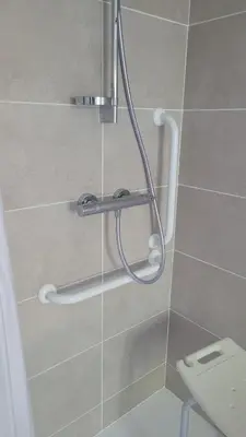 Salle de bains dans l'établissement Le Truc en plus, accessibles PMR, appartement 45 m2 mitoyen dans une maison avec un autre appartement