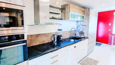 Cuisine ou kitchenette dans l'établissement Balisier Maison Jacuzzi luxe privatif à 15min de Disneyland Paris
