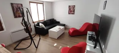 Télévision ou salle de divertissement dans l'établissement le cocon de Saeby
