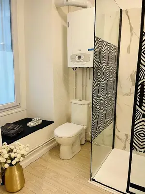 Salle de bains dans l'établissement Nouveau ! Place Gambetta superbe 2 pièces avec cour ensoleillée