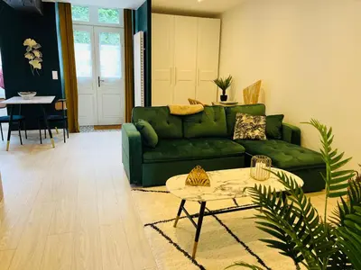 Coin salon dans l'établissement Nouveau ! Place Gambetta superbe 2 pièces avec cour ensoleillée