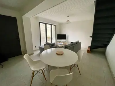Coin salon dans l'établissement Au calme - Maison duplex Parking
